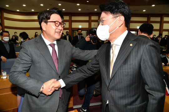 7일 국회 의원회관에서 열린 국민의힘 친윤석열계 의원들이 주축이 된 공부 모임 '국민공감' 첫 모임에서 '친윤 핵심 4인방' 일원인 권성동(왼쪽부터) 의원과 장제원 의원이 악수하고 있다.<연합뉴스>